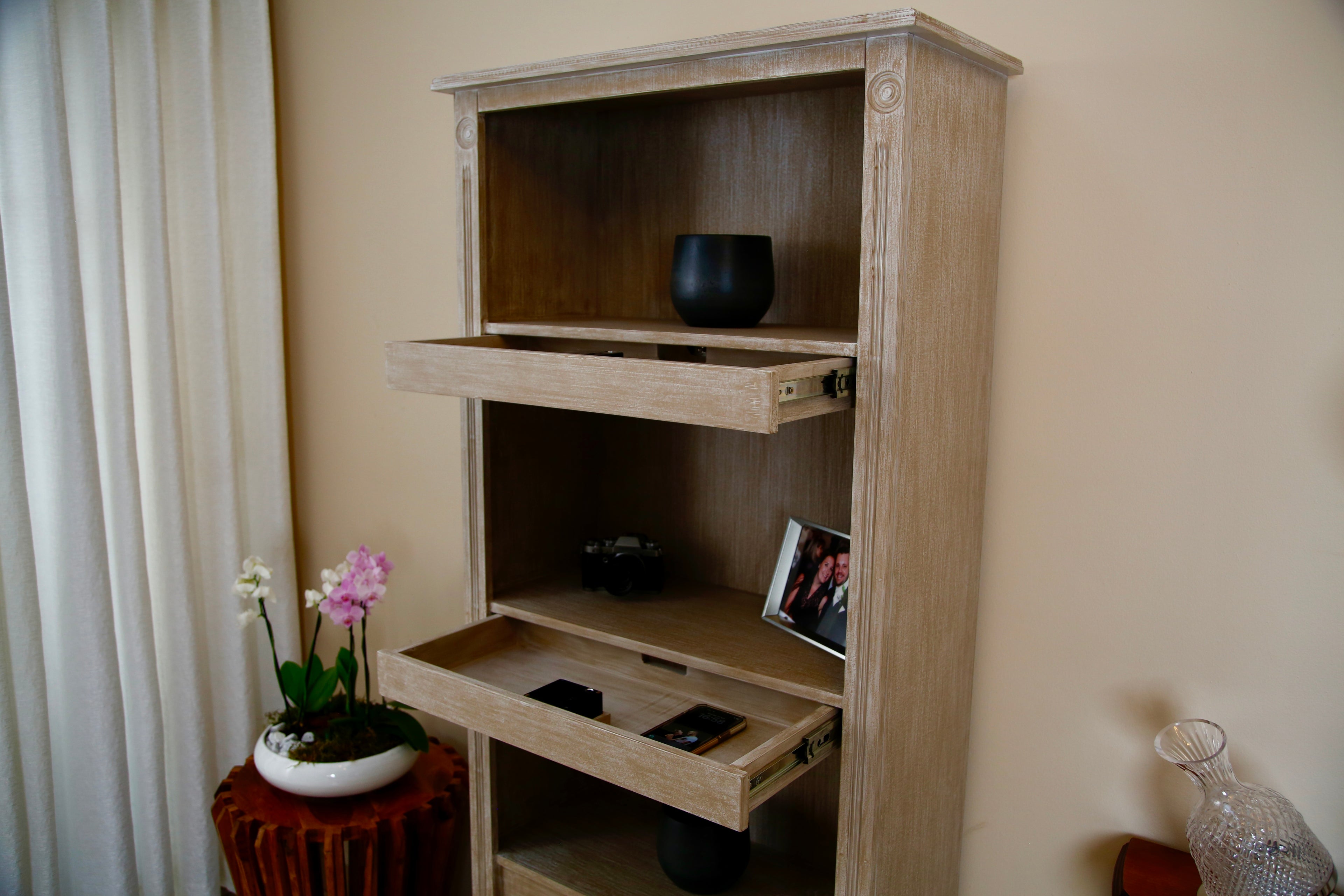 Ivalo bookshelf